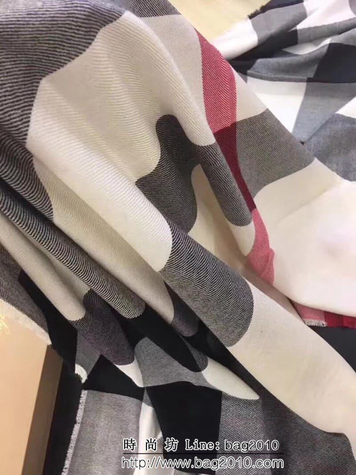 BURBERRY巴寶莉專櫃款 經典大格鑽石紋山羊絨圍巾 LLWJ6501